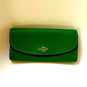 Coach Wallet Green W/ Zipper Compartment & Lots of Room for Cards NWOT